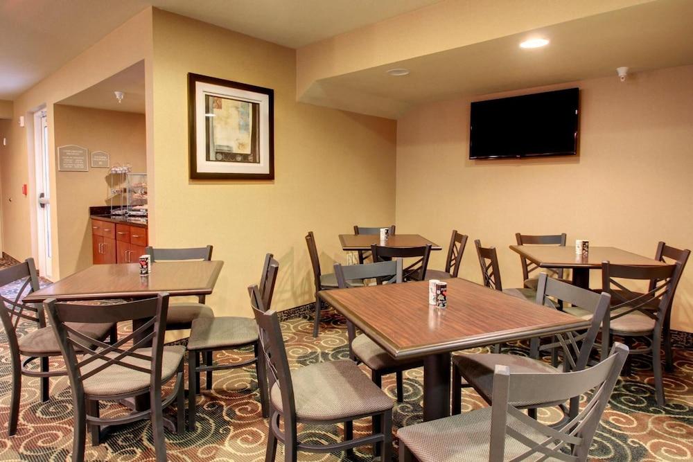 Cobblestone Hotel & Suites - Salem Exterior photo